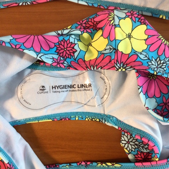 Women’s Cupshe Bright Floral Ruffled V Neck Mid Rise Bikini Size Medium - Picture 7 of 8